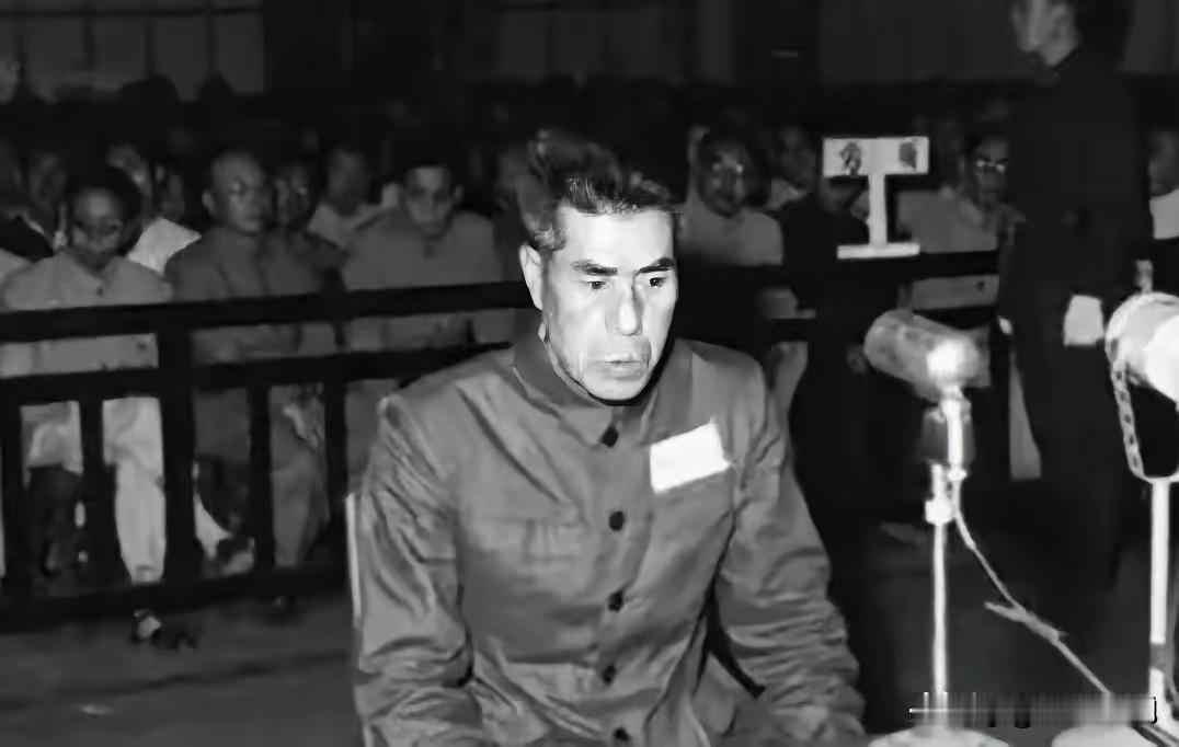 1957年，许世友将军的警卫连长去上海出差，和一男人擦肩而过，军人的警觉，让他猛