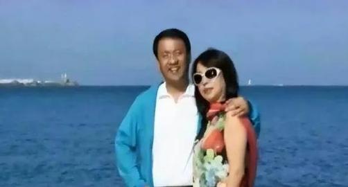 50岁郑州女富商拼死为小19岁的老公生下三胞胎，这段不被人看好的姐弟恋当年轰动整
