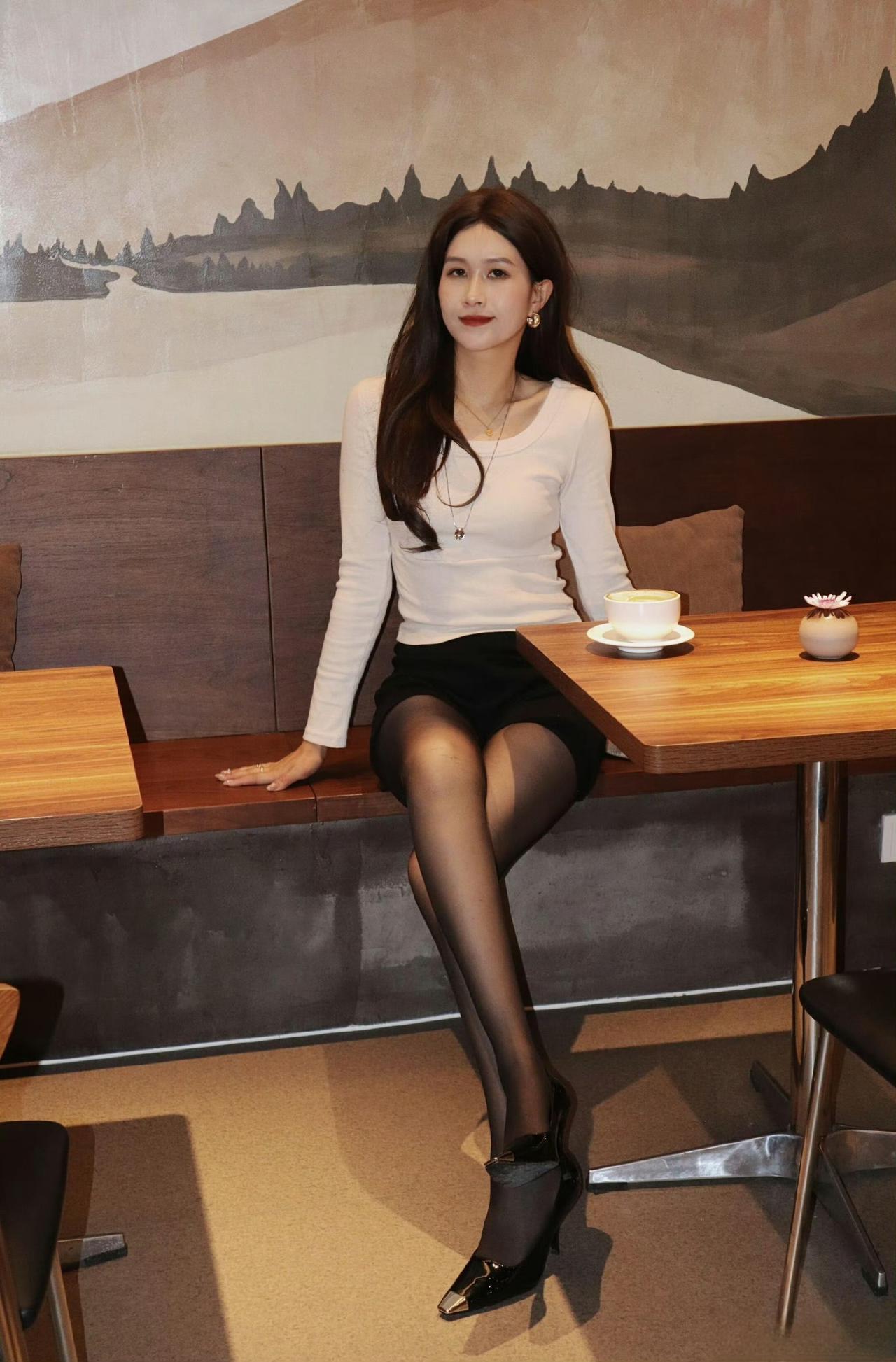 这套是“极简风”穿搭，基础款靠细节穿出高级感：-上衣选了白色方领修身长袖