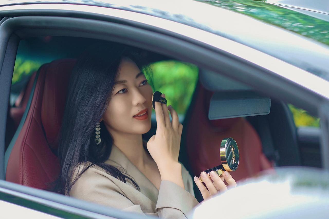 带闺蜜试驾智界R7，两人补妆不抢地！拉着闺蜜一起去试驾智界R7，特意试了下补妆