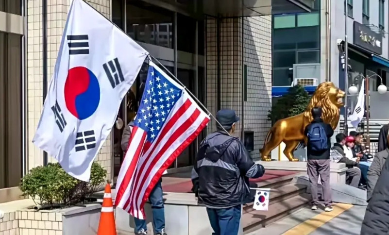 差点没被这个韩国网民给笑死。一个韩国网民问：首尔正在举行反华大游行，为什么你