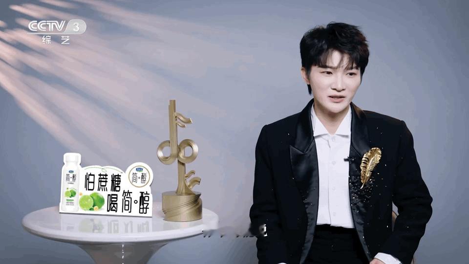 央视舞台的灯光曾照见周深最初的梦想！从网络到央视，他像对待初恋般珍惜每个舞台。那