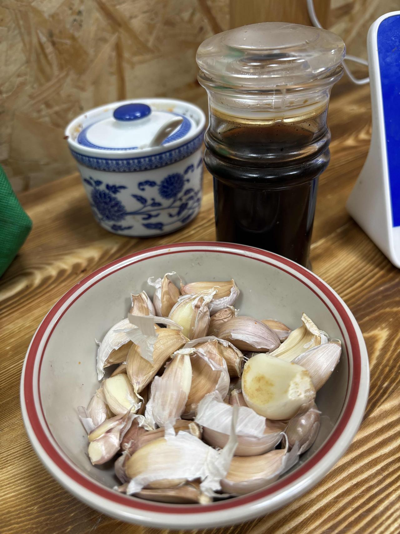 饭店“偷”蒜这事儿，我可不是一个人每次在饭店吃完饭，我总爱鬼鬼祟祟地瞟一眼桌上