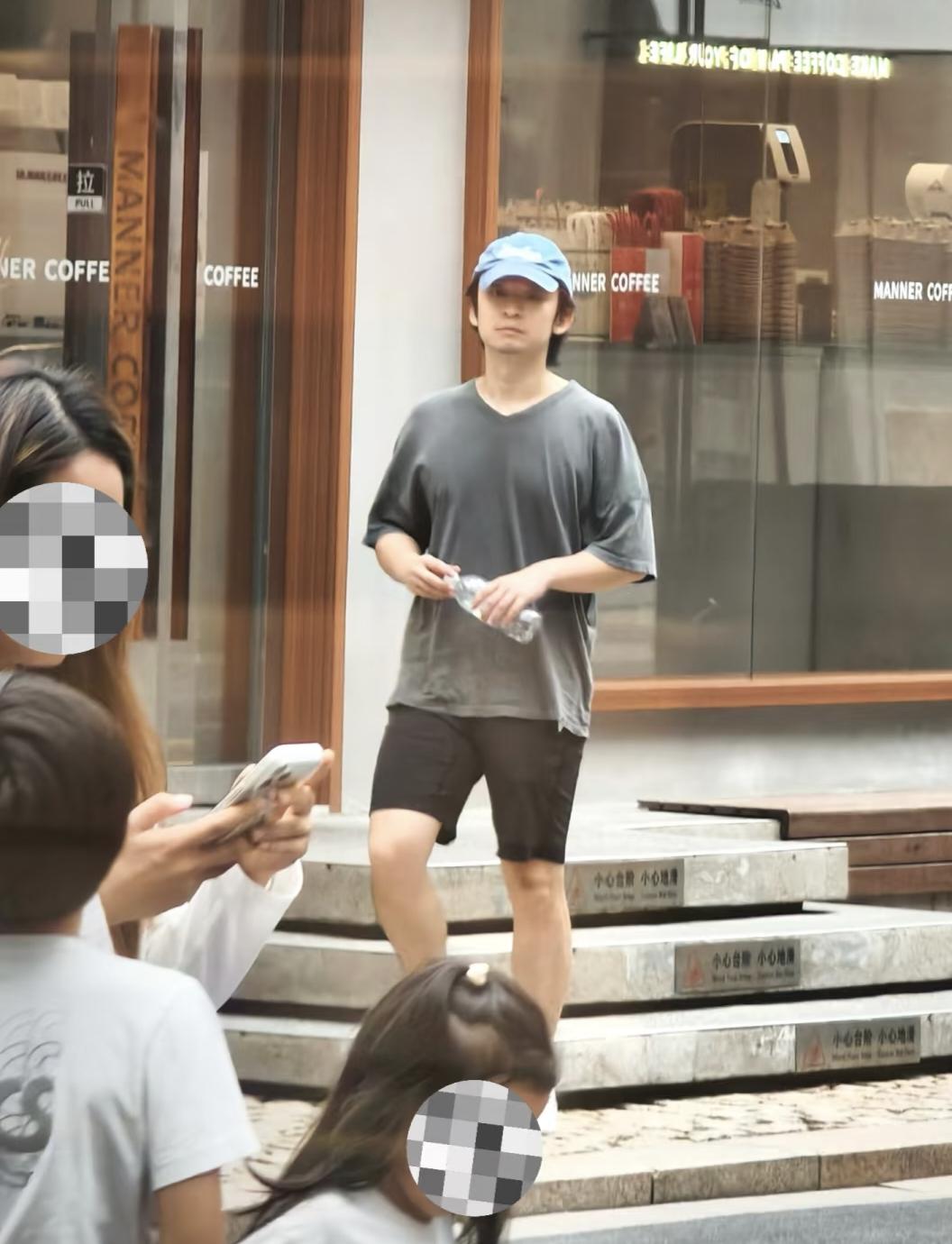 32岁董子健现身广东旅游，他现实中真人看起来很成熟老气，充满了沧桑感，外表要比实