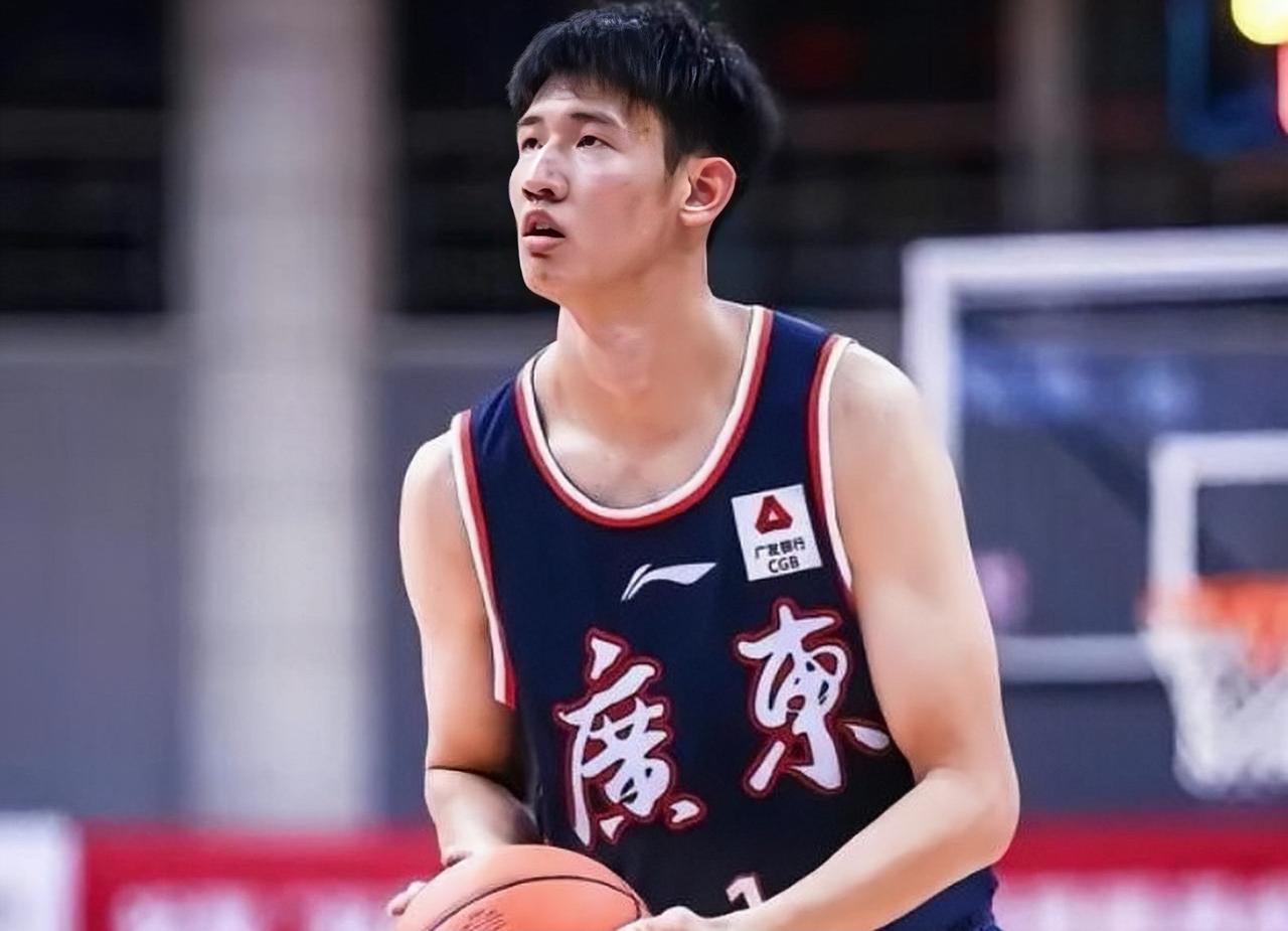 租借互换，黄明依离队与杨腾飞互换东家！根据媒体消息，广东宏远与吉林东北虎达成租