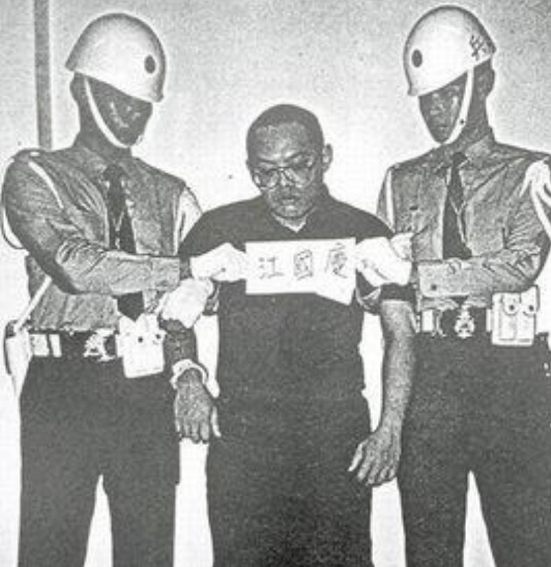 1997年，士兵江国庆强奸女童被判死刑，枪决前江国庆咬牙切齿地诅咒说：“人不是我