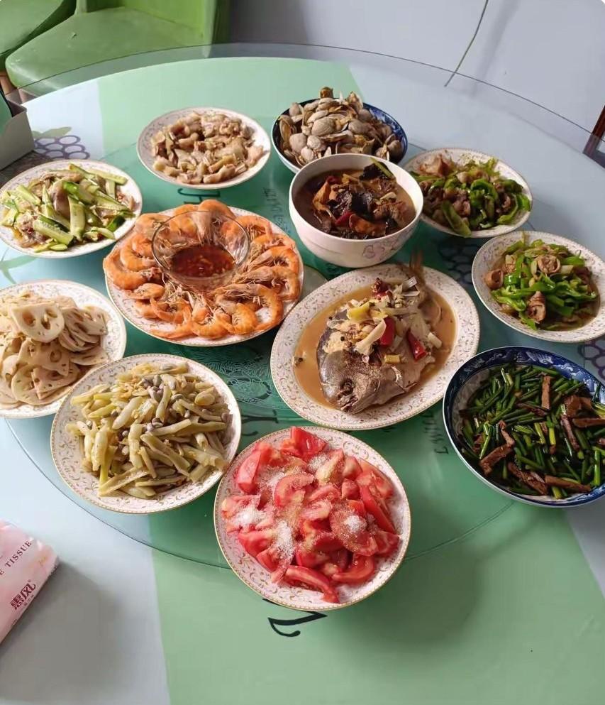 儿媳妇从昨天起就给我脸色看，我做的饭她一口都不吃，也不跟我搭话。就因为前天亲家母