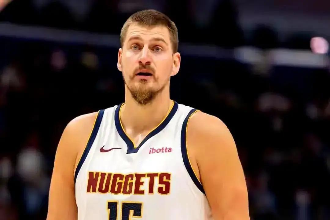 别再争论詹姆斯和杜兰特谁更强了。他们俩现在怕的是同一个人。杜兰特刚输球，直