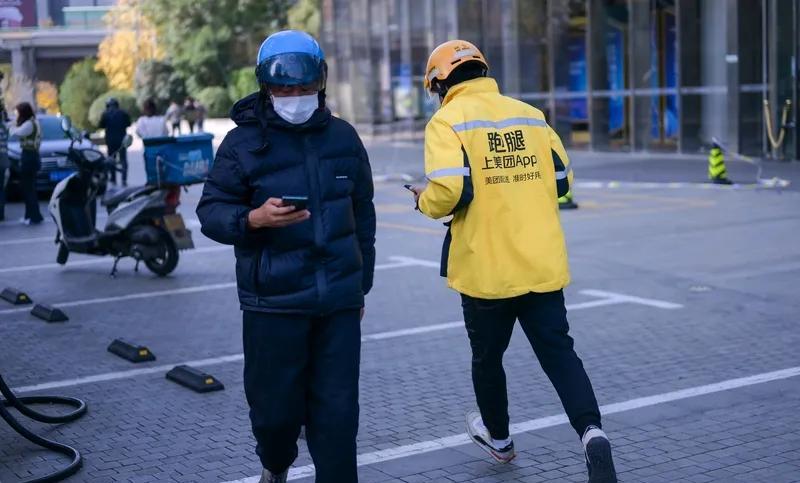 开网约车，或许是大多数普通中年人的最后一丝脸面。它相较于送外卖或者做保安来说，要