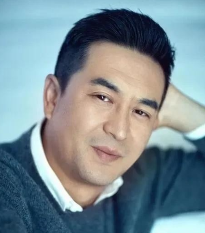 曾经，张嘉译的前妻杜珺，竟然当着媒体的面，怒斥：“他之所以娶我，就是想利用我，靠