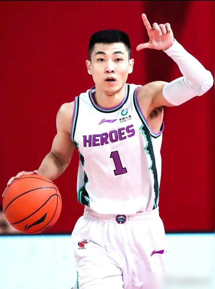 克里斯顶着三十八度五的高烧在篮下肉搏，这球看得人嗓子眼发干。更衣室里流感横行