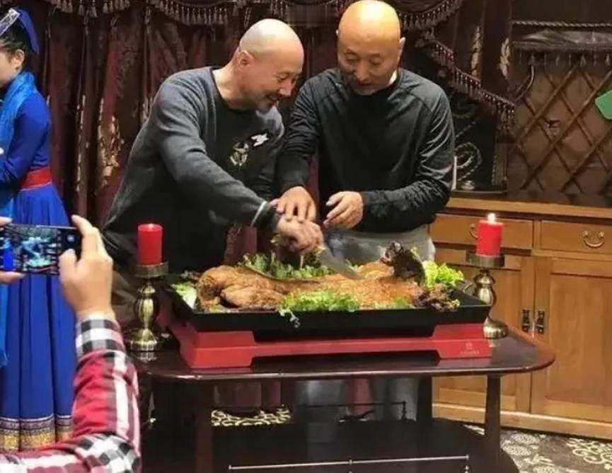 有一次，陈佩斯去内蒙古演出，赶下了飞机，就接到了腾格尔的电话：“老哥，来我家喝酒