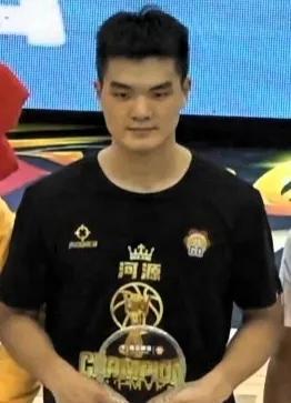 广东球王黎伊扬太猛了！在今年粤联赛总决赛，他火力全开，场均轰下29.5分和5次助