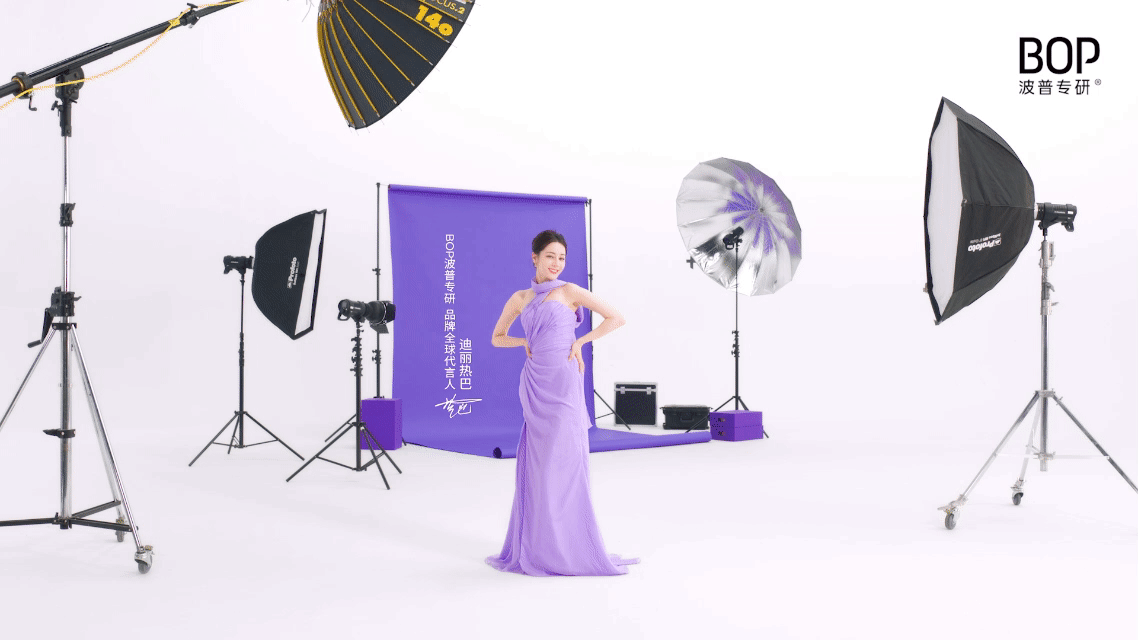 迪丽热巴星光飘带礼服太仙了热巴这身星光紫简直美到失语！一笑起来牙齿又白又齐，和