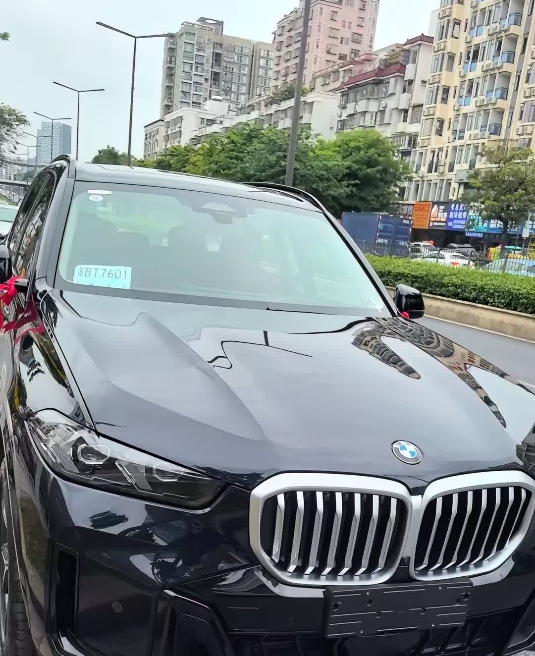 今年挣钱这么难，隔壁邻居家儿子还能买宝马车？估计是在外面挣了不少钱，真是年轻有为