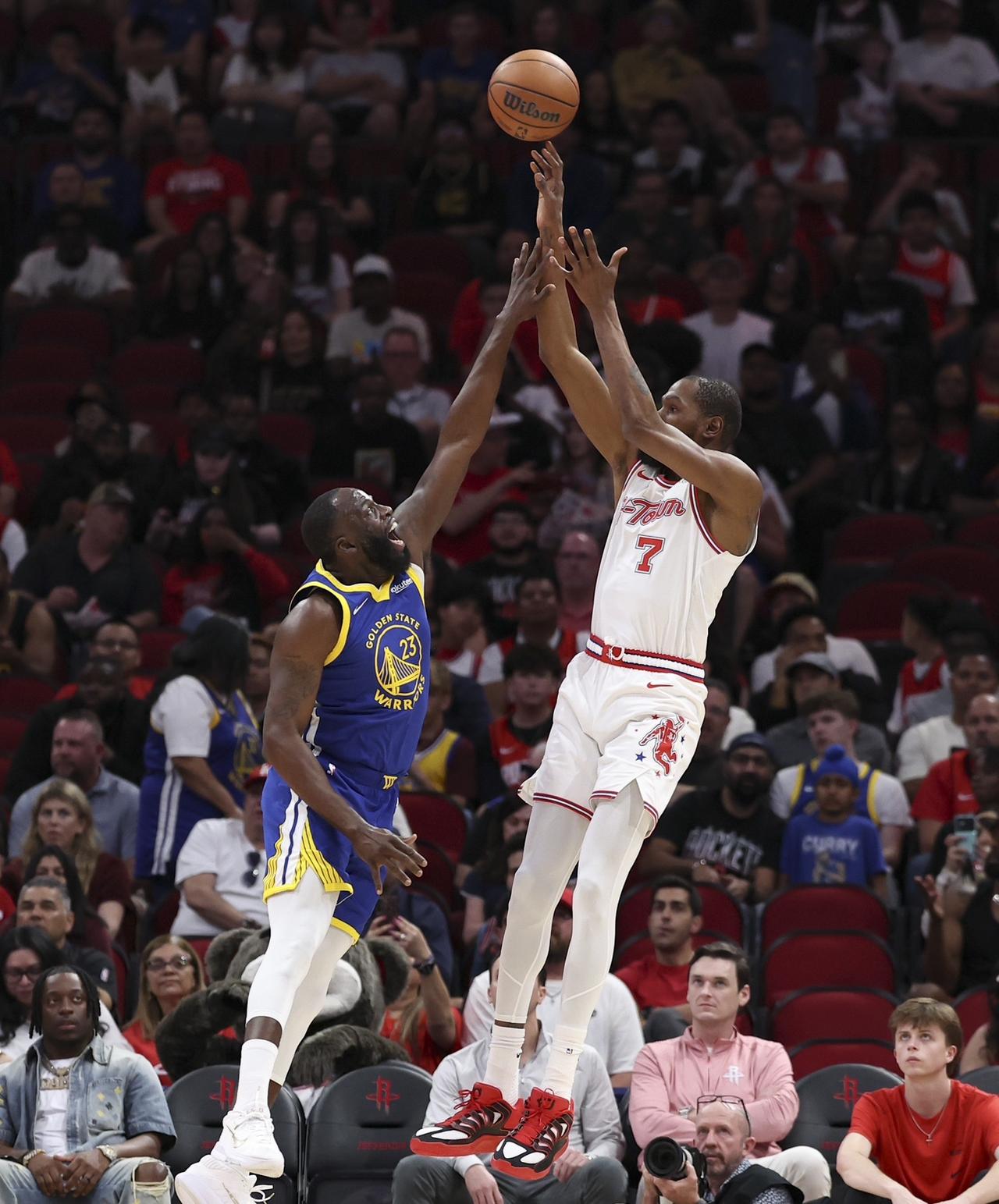 火箭连残阵勇士都带不过，真的是个天大的笑话！估计全队上下一听到勇士两个字，脚就