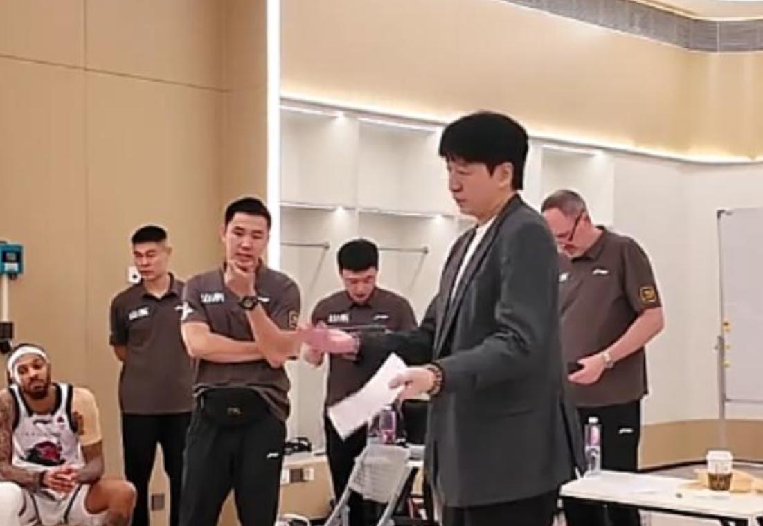 赢深圳8分，山东队更衣室曝光，不断庆祝，邱彪开心地像个小孩！CBA常规赛第四十