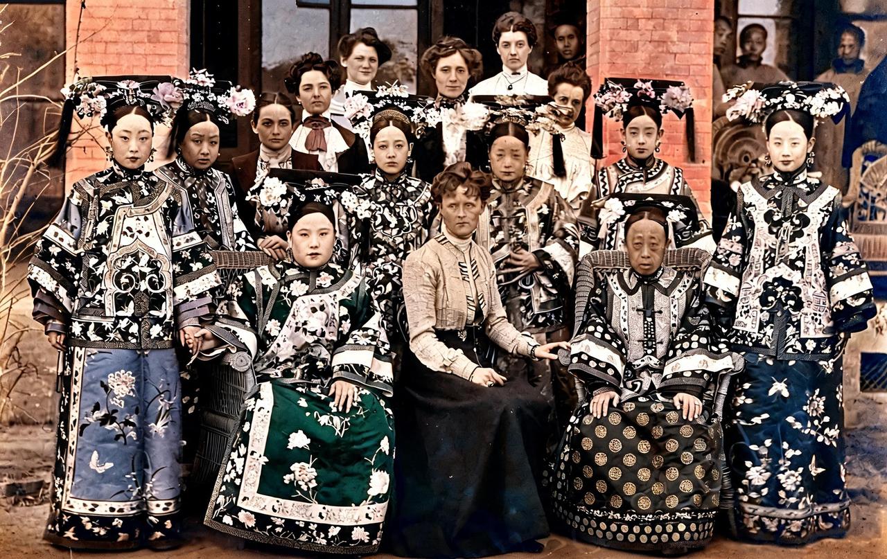 这是非常罕见的一张照片。清朝皇室女眷与外国驻华使节夫人在一起。这次是美国驻华公使