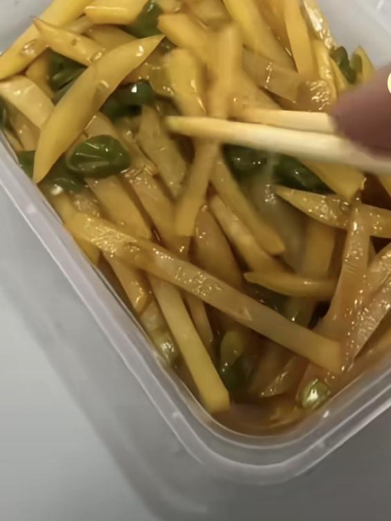 大千世界，真是无奇不有！有人打包一份土豆丝，拼凑还原后，发现居然少了两根！好