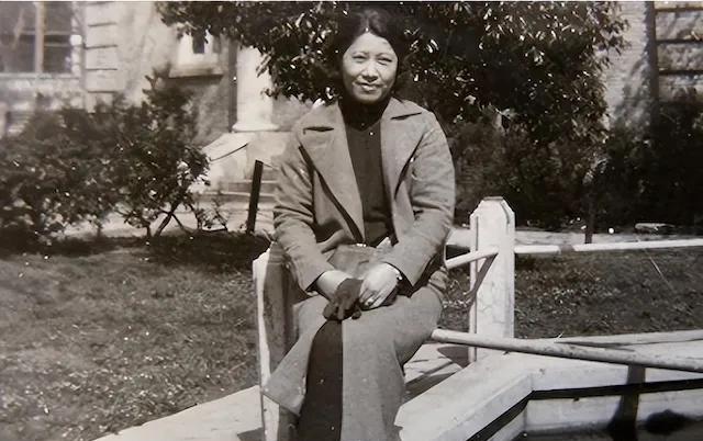 ☁1940年，地下党康乃尔正在茶楼打牌，牌局正酣时，一军统美女突然拍了拍他