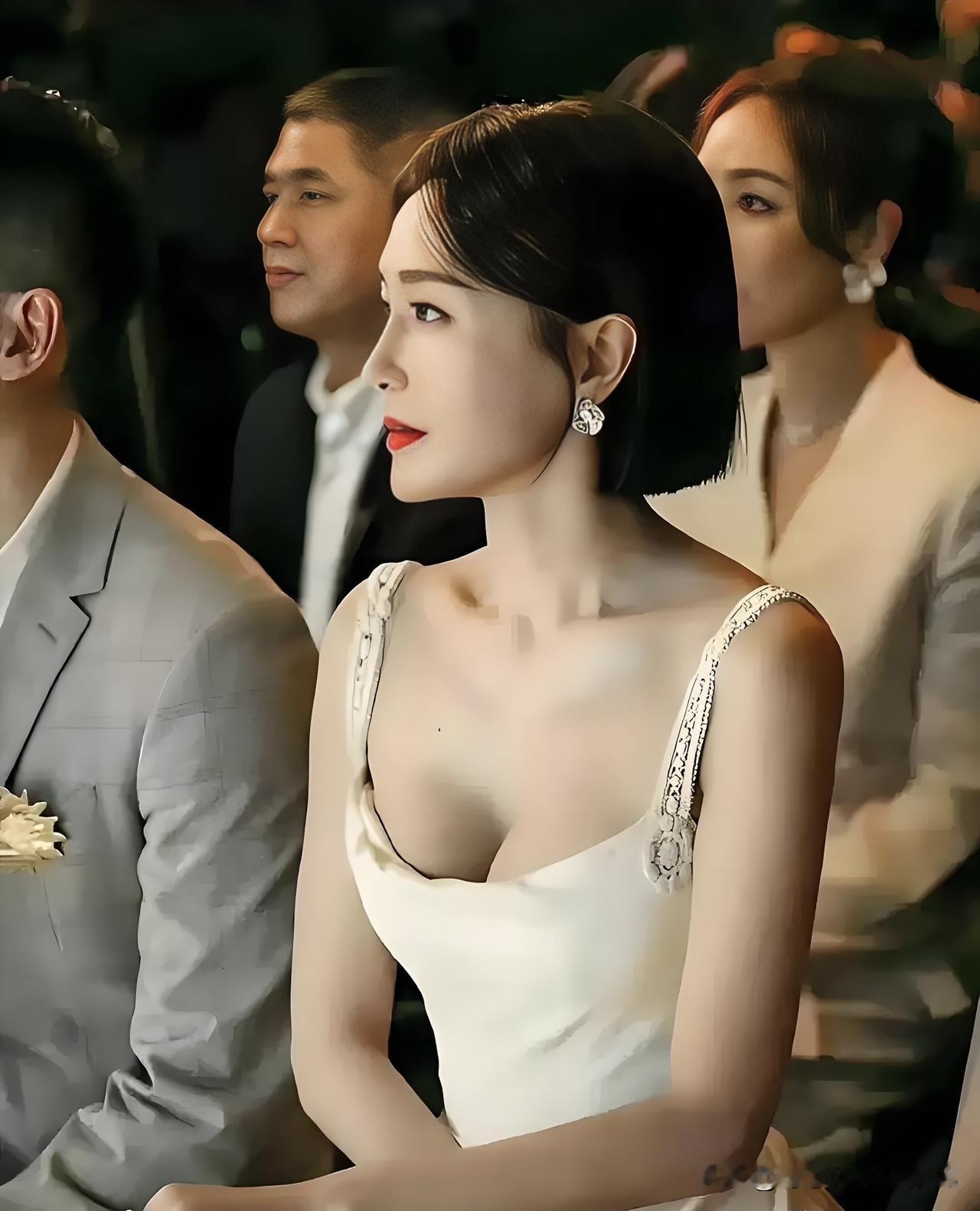 这位女演员的侧颜好漂亮啊，40多岁了身材还这么好，气色红润，总给人感觉气质独特，