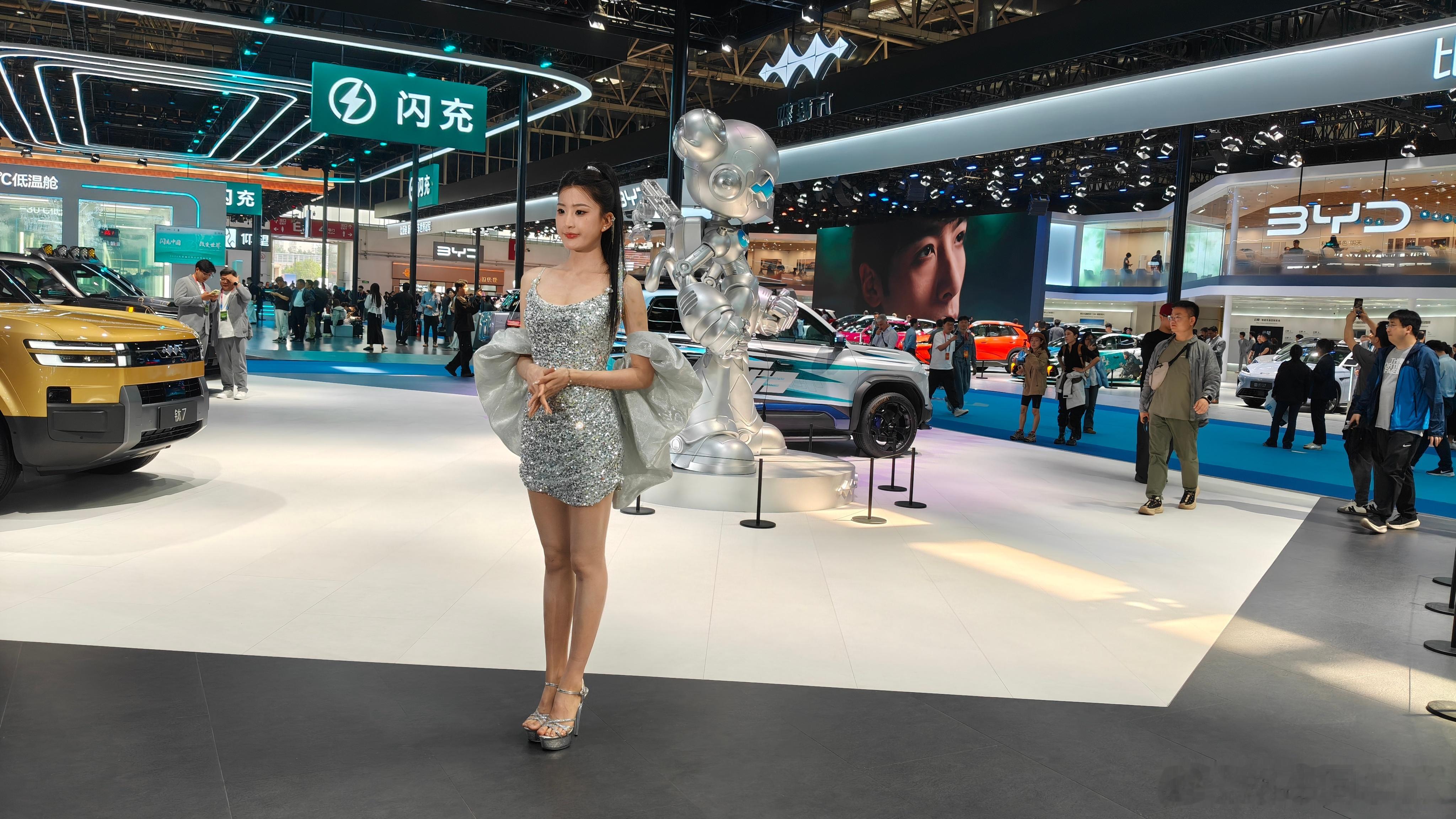 2026北京车展E3馆比亚迪直接包馆开大，四大品牌矩阵集体亮相。模特美学巧思，