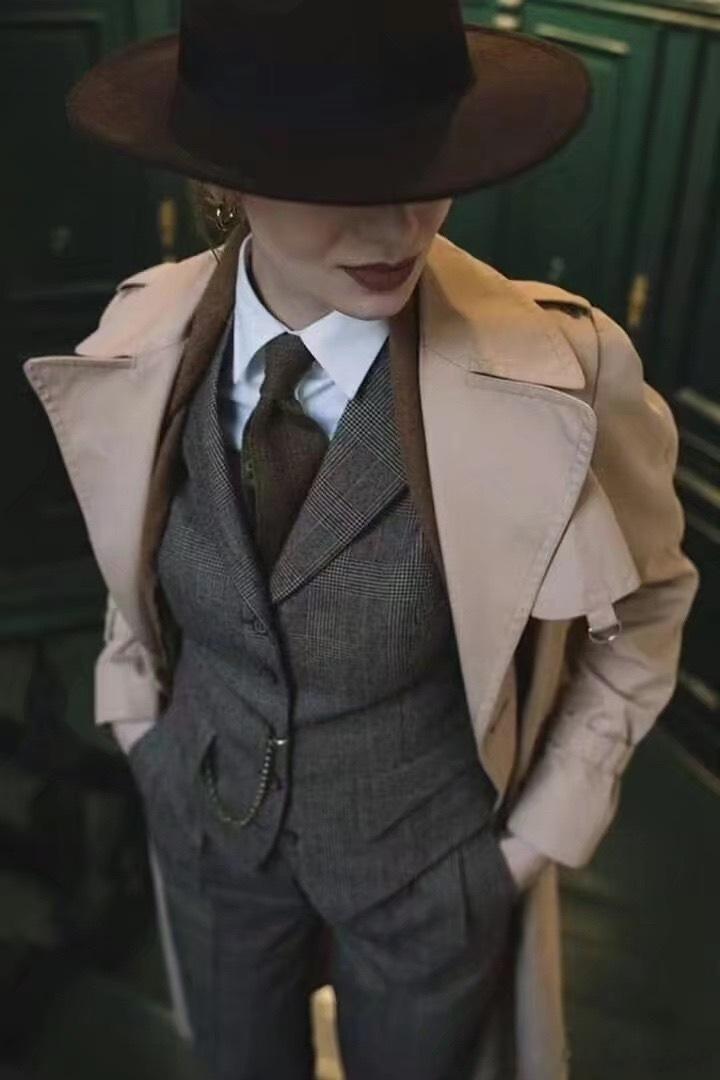 帅气的女士正装西装