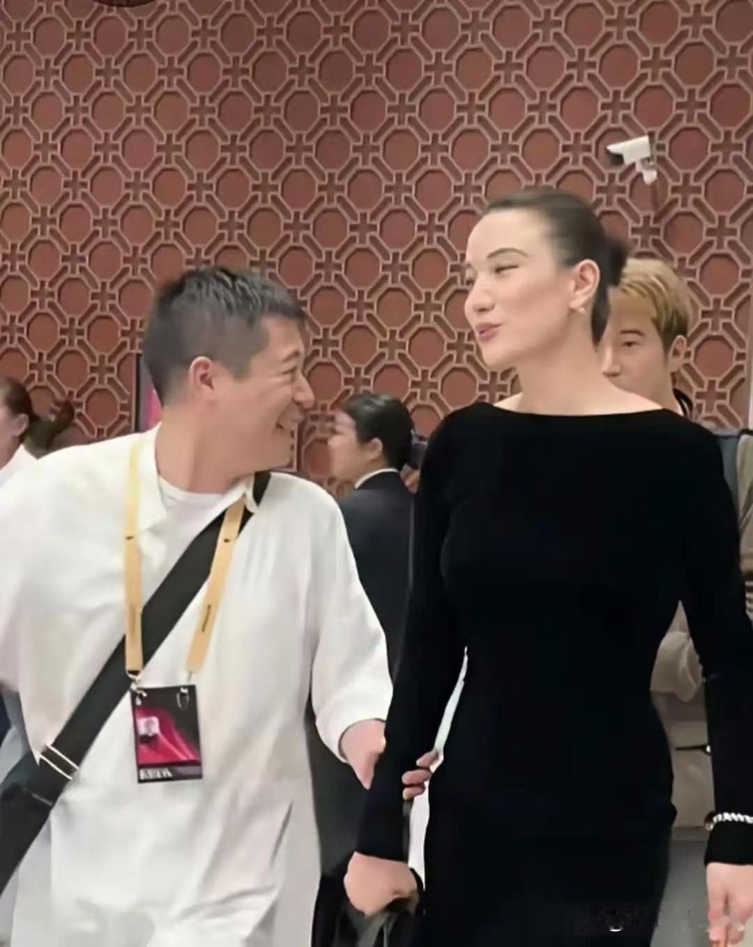 宋佳真是嫁对了人，嫁给王伟后，真是拿奖拿到手软。