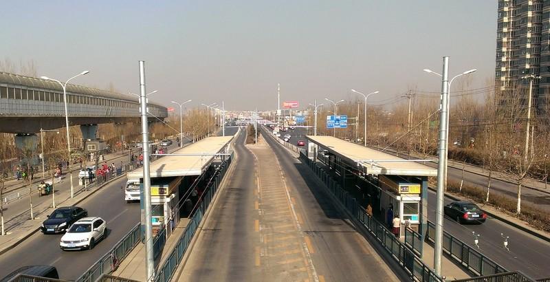 还买油车？纯粹是现实所迫。我这朋友，上个月刚提了本田雅阁。落地15.8万。我