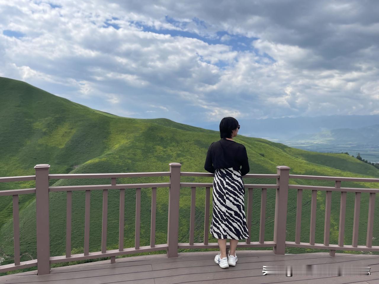 新疆其实一年四季都挺适合旅游的。我是在6月份去的新疆，从哈密进，若羌出，那趟去