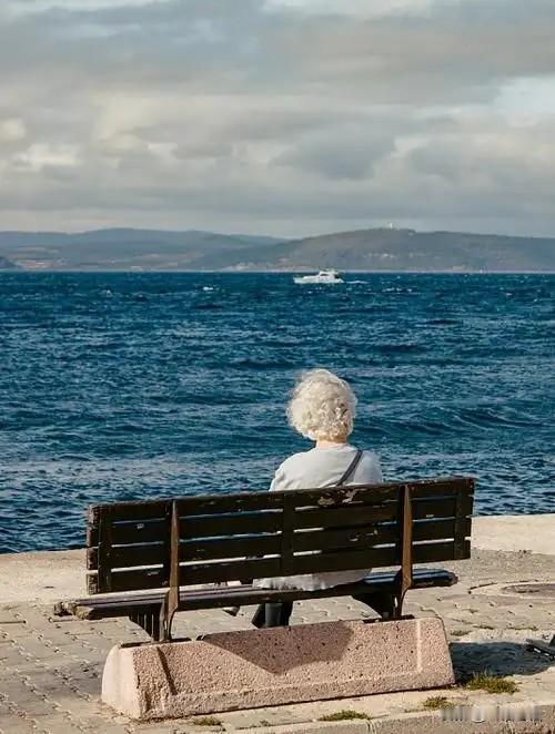 人过六十岁就步入了老年！虽然，退休了，孩子长大了，好像轻松了。但越过越像走钢