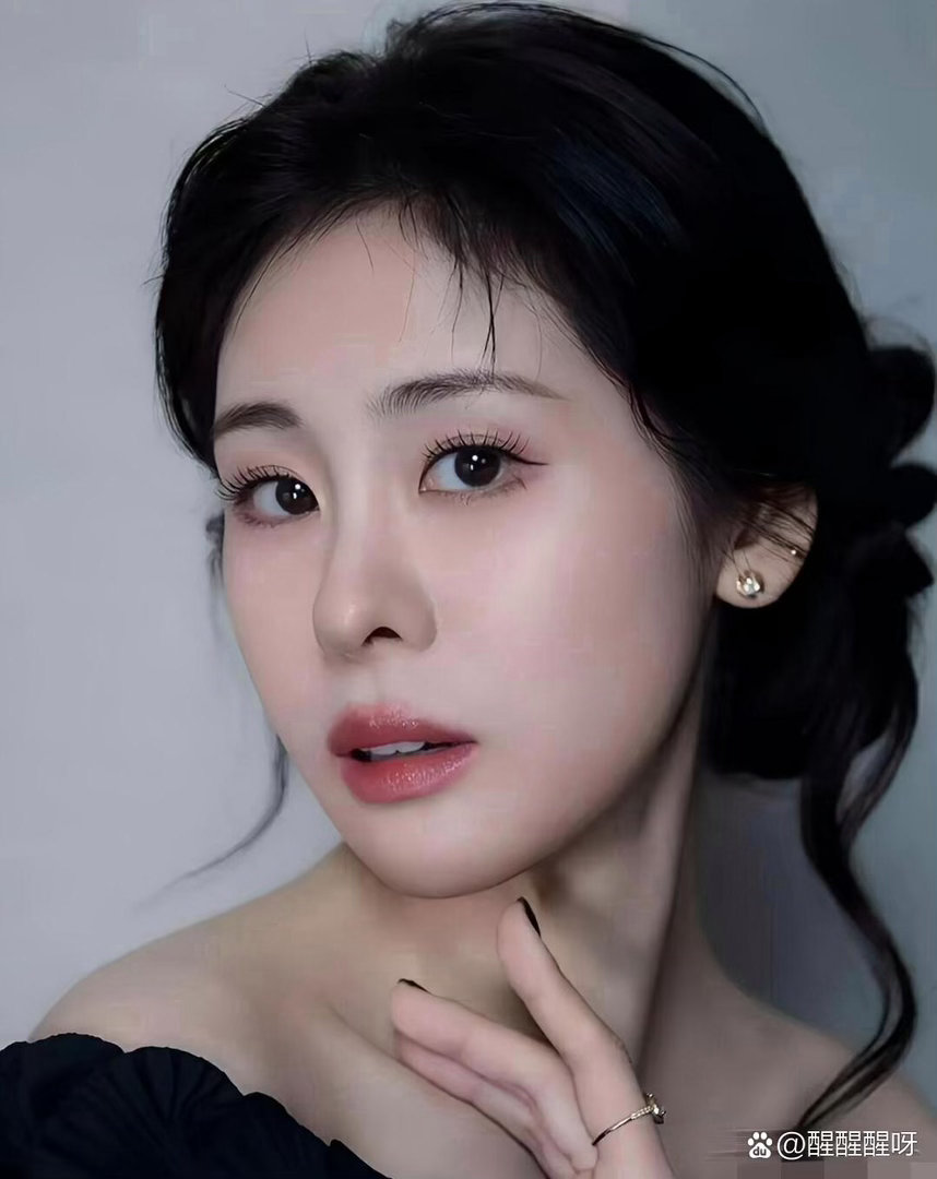 华晨宇和张碧晨这模式挺有意思的：两人都不结婚，保持单身，但女儿“华迎辰”共同抚养说白了，孩子日常是张