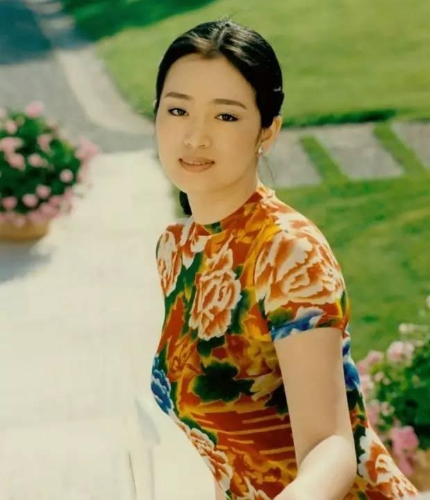 巩俐真的很美，从第一眼看见她就很喜欢。年轻时的巩俐美得清新脱俗，她不是精致甜妹