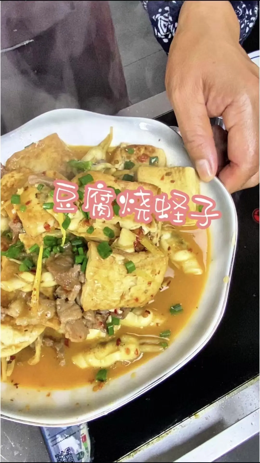 鲜到掉眉毛的做法。1️⃣蛏子处理：清水加盐和几滴油，抓洗浸泡10分钟...