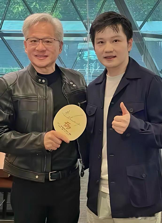 樊振东和黄仁勋合影，吴敬平的回复太有文采了！他说:一球，一芯，一世界，双向顶