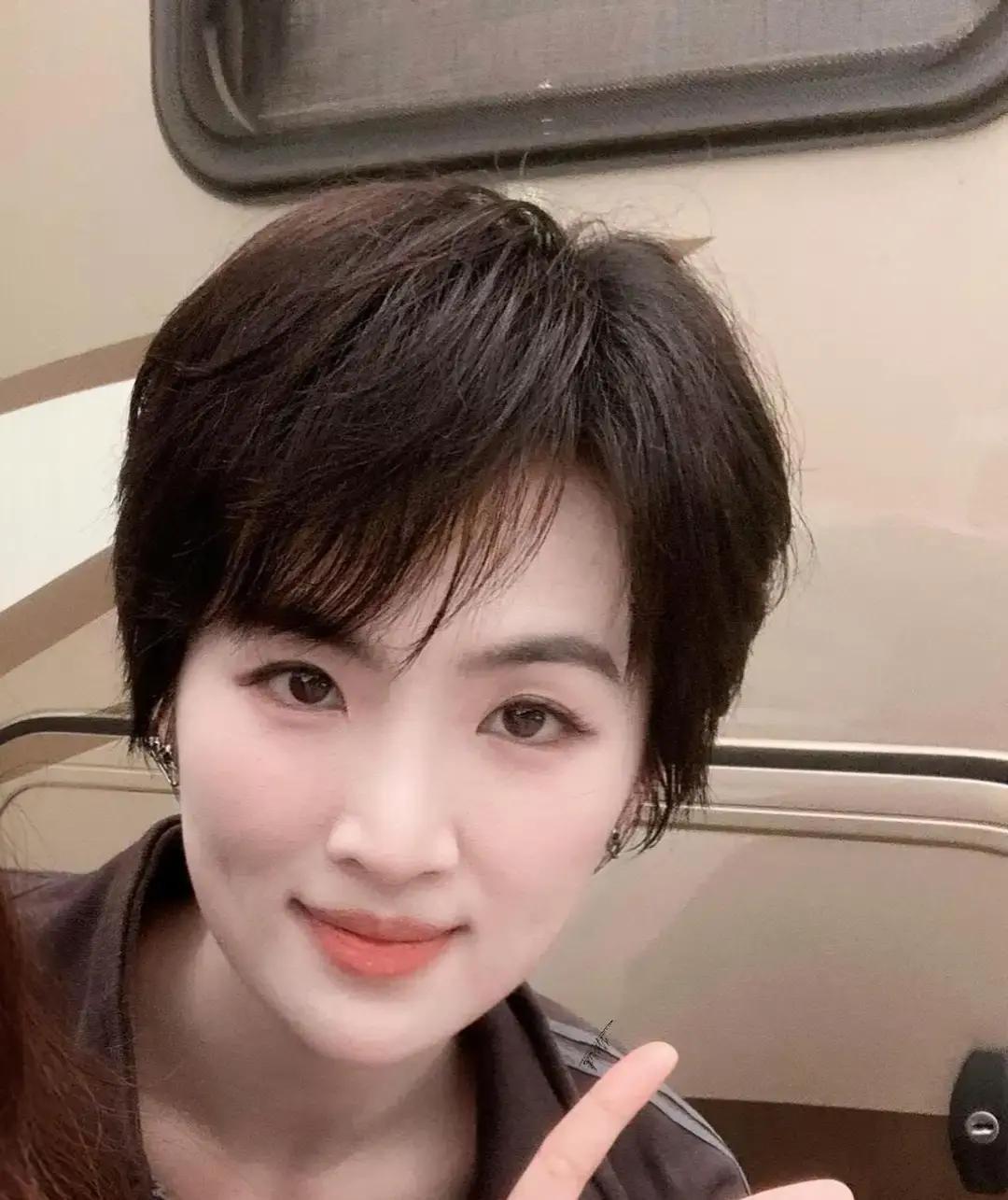 姚安娜在剧组泡了三个月，每天自掏腰包给一百多号人点咖啡，无糖低脂还分季节换口味。