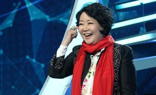 1990年，毕业后的萨日娜和潘军为了分到11平米的房子选择了结婚，潘军花了8块钱