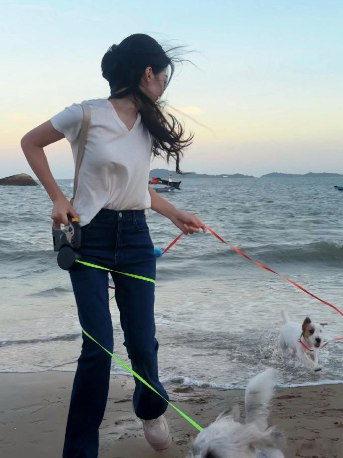 卢昱晓落日侧颜卢昱晓落日侧颜真的好漂亮呀，看到落日与晚霞的同框的时候，真的