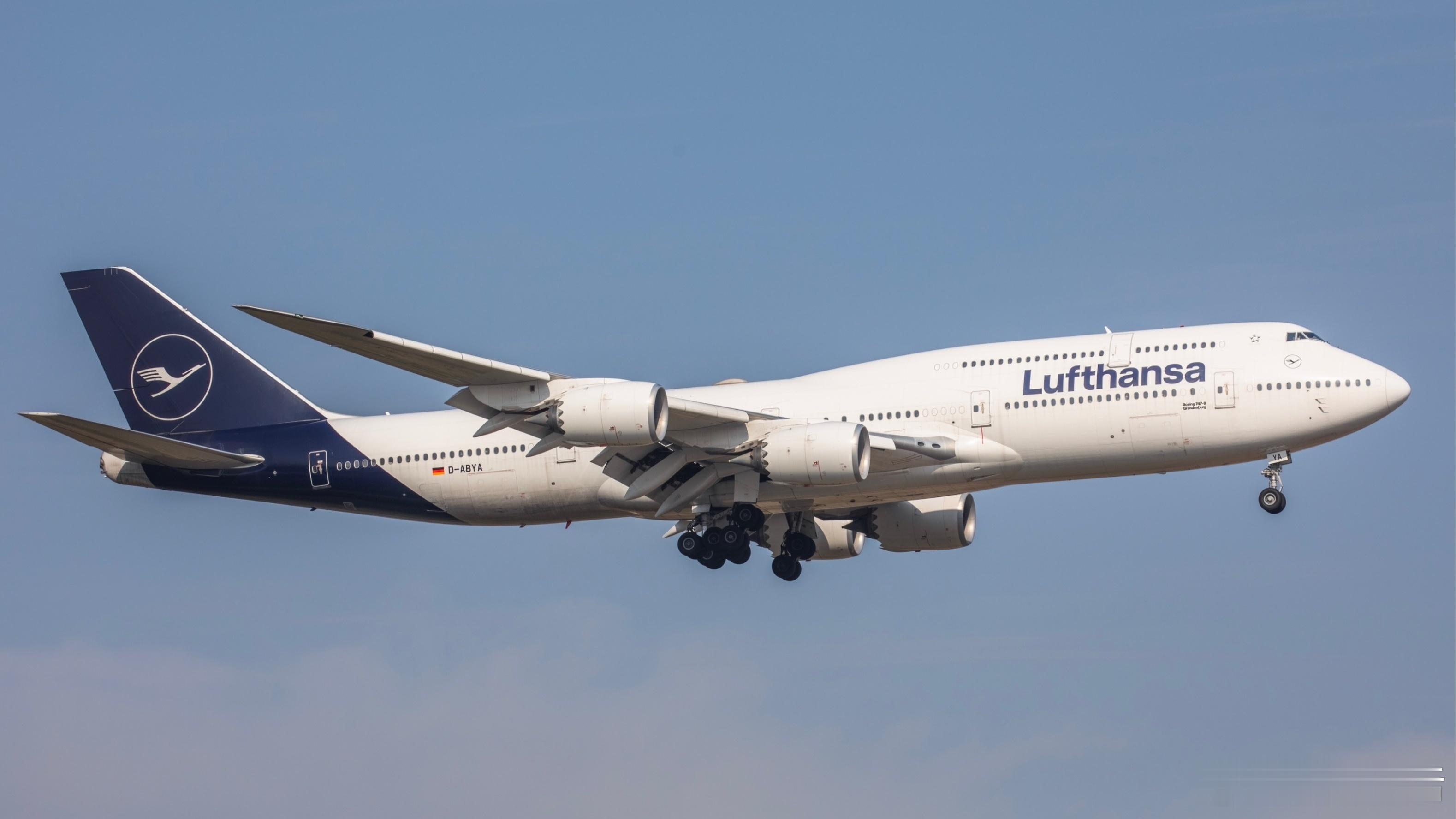 汉莎航空出售两架波音747-8给美国空军据外媒透露，德国汉莎航空近期达成了一笔交