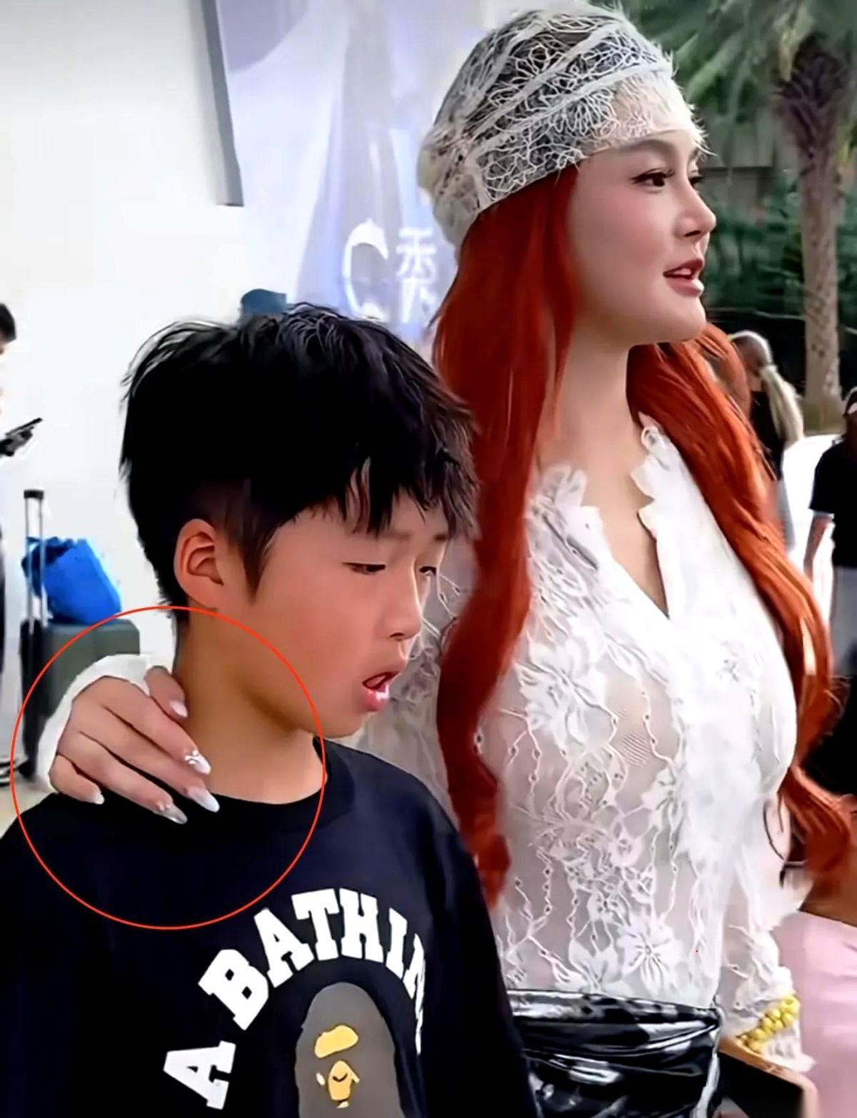 谁家好人顶着三厘米长的镶钻美甲去搓抹布啊？说真的，这事儿骗得了直男，绝对骗不过