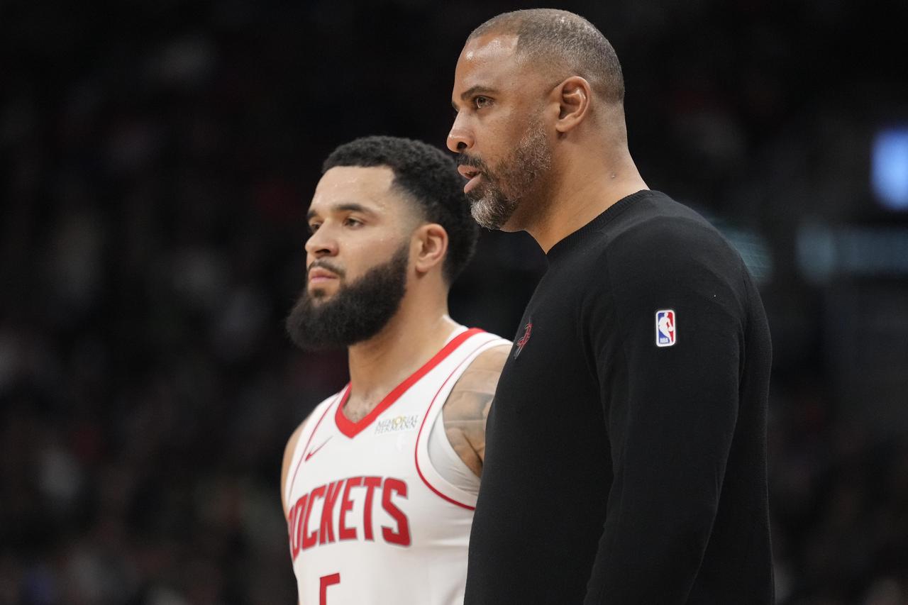 火箭可以把乌度卡明升暗降用史蒂文斯模式让乌度卡进入管理层，这样就可以聘请新任