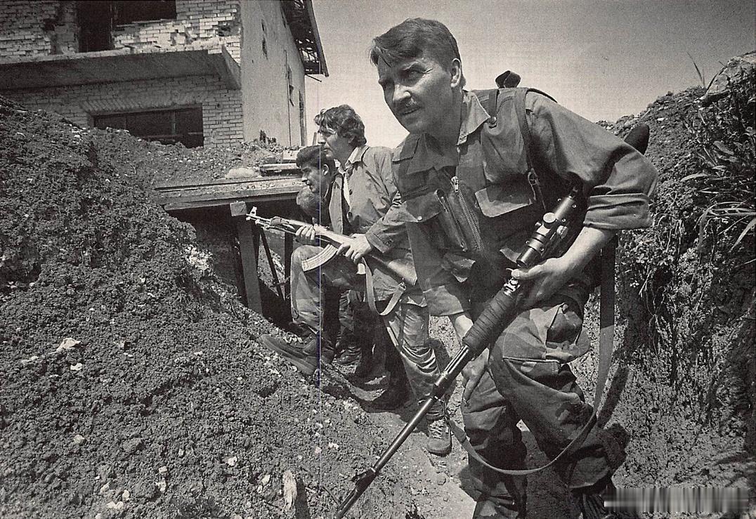 1993年4月的萨拉热窝围城前线，出现了一名德军狙击手的身影：42岁的德