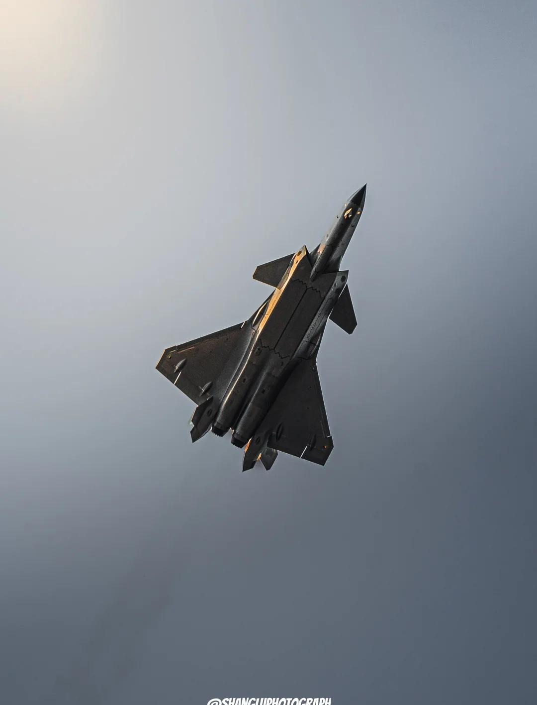 鹰击长空，利刃出鞘甲光向日金鳞开~歼20航展拍飞机