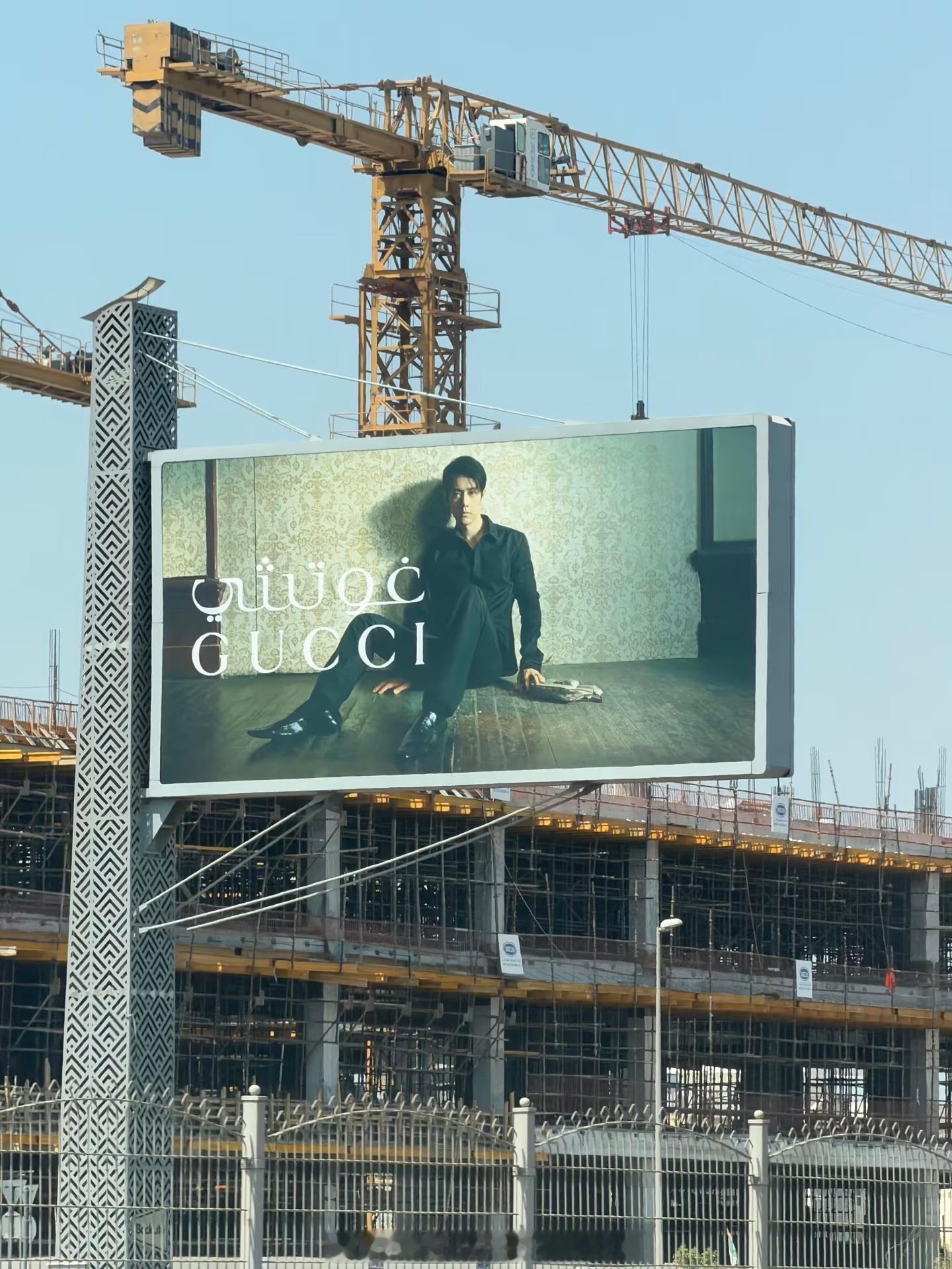 肖战gucci秋冬成衣地广出现在阿联酋迪拜SheikhZayedRoad，说