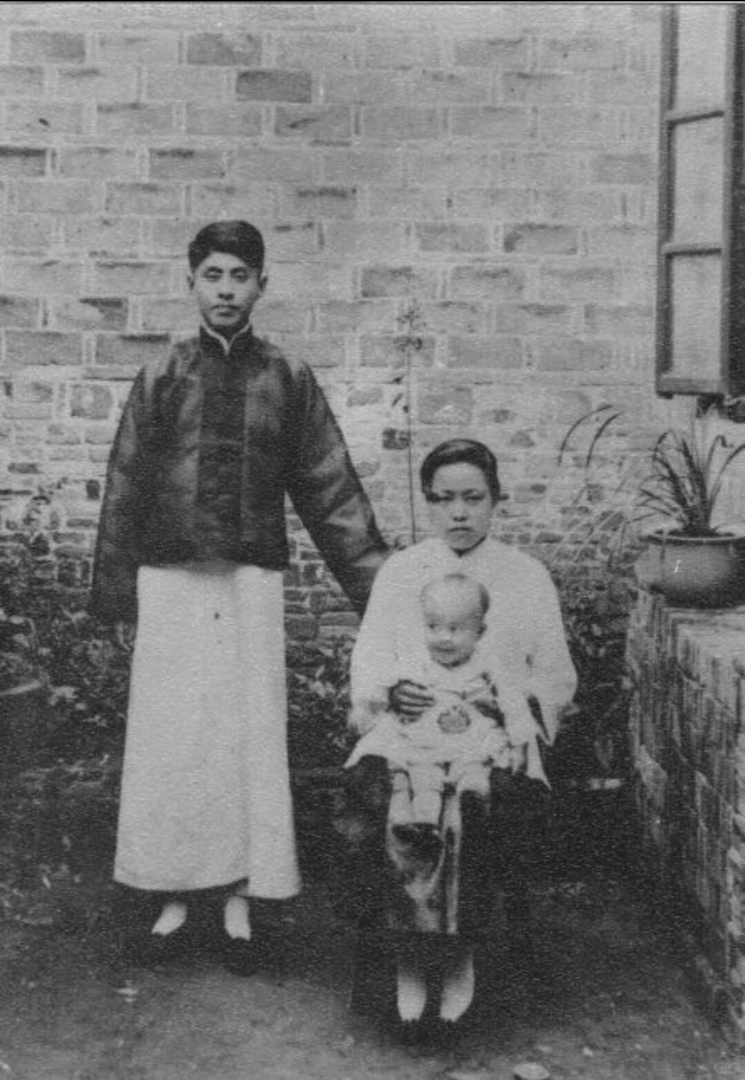 照片上的最后一个人，也走了。其实这是1923年，杨老和父母在合肥四古巷故居拍