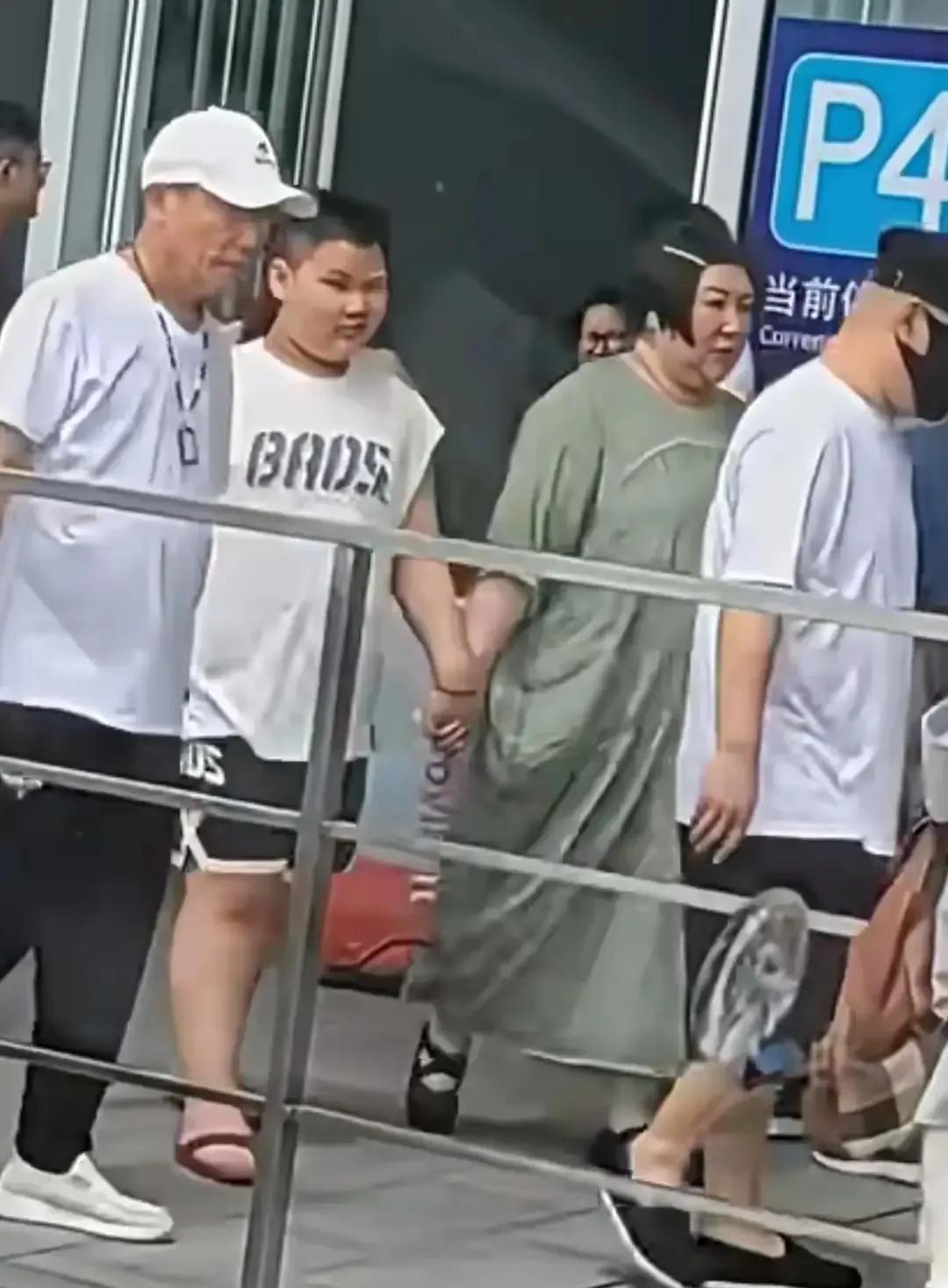 阴谋论！郭德纲小儿子郭汾阳打个耳钉，竟然扯到了接班这件事！昨天郭汾阳留小辫，