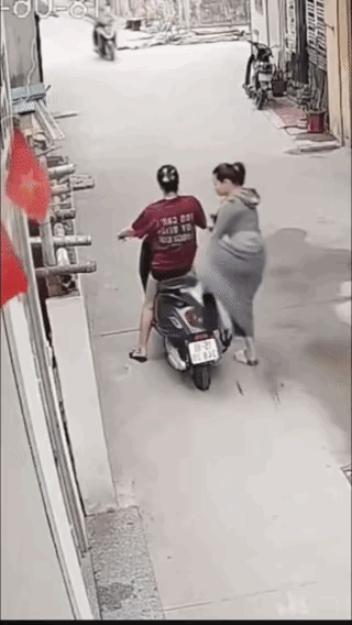 一看就知道这个骑摩托车的女人，从来都没有载过人，因为正常骑摩托车载人的话，都是要