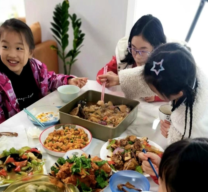 到周末，我家就成了”免费食堂”，两个哥姐的一家三口都会空手来吃饭。他们以为
