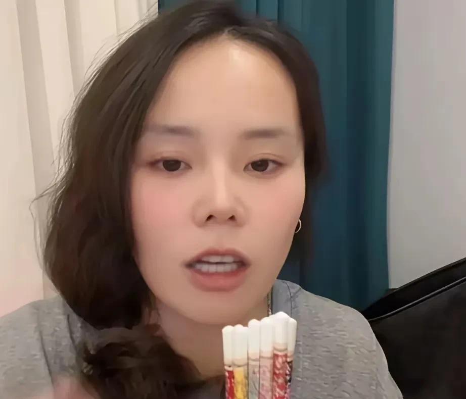 熊磊真搞笑，她说许敏起诉一事，家人也很担心。但是他爸的朋友们都嘲笑许敏“想钱想疯