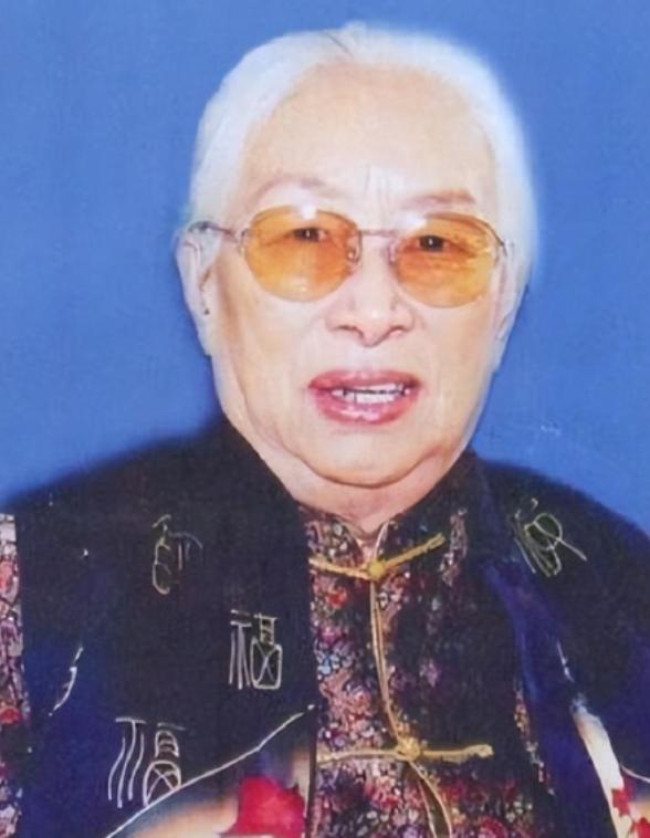 1985年，纽约机场，78岁的宋希濂猛地抓住陈赓遗孀傅涯的手，硬塞过去一沓美元，